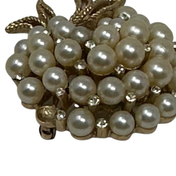 Trifari Vintage Wreath Pearls Gold tone Rhinestones Brooch - Picture 4 of 12